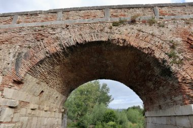 Benevento, Campania, İtalya 6 Mayıs 2025: Ponte Leproso, MÖ 3. yüzyıla dayanan ve Via Appia Antica 'nın Benevento Nehri' ni geçerek Benevento 'ya ulaşmasını sağlayan bir Roma köprüsü..