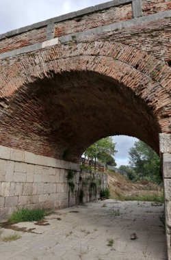 Benevento, Campania, İtalya 6 Mayıs 2025: Ponte Leproso, MÖ 3. yüzyıla dayanan ve Via Appia Antica 'nın Benevento Nehri' ni geçerek Benevento 'ya ulaşmasını sağlayan bir Roma köprüsü..