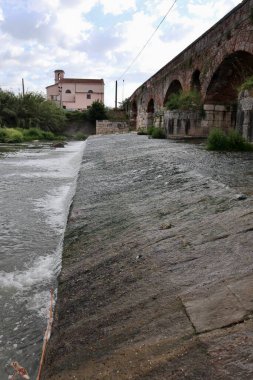 Benevento, Campania, İtalya 6 Mayıs 2025: Ponte Leproso, MÖ 3. yüzyıla dayanan ve Via Appia Antica 'nın Benevento Nehri' ni geçerek Benevento 'ya ulaşmasını sağlayan bir Roma köprüsü..