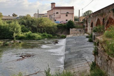 Benevento, Campania, İtalya 6 Mayıs 2025: Ponte Leproso, MÖ 3. yüzyıla dayanan ve Via Appia Antica 'nın Benevento Nehri' ni geçerek Benevento 'ya ulaşmasını sağlayan bir Roma köprüsü..