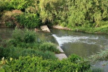 Benevento, Campania, İtalya 6 Mayıs 2025: Ponte Leproso, MÖ 3. yüzyıla dayanan ve Via Appia Antica 'nın Benevento Nehri' ni geçerek Benevento 'ya ulaşmasını sağlayan bir Roma köprüsü..