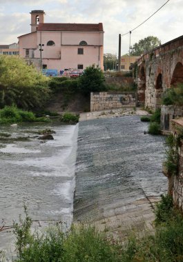 Benevento, Campania, İtalya 6 Mayıs 2025: Ponte Leproso, MÖ 3. yüzyıla dayanan ve Via Appia Antica 'nın Benevento Nehri' ni geçerek Benevento 'ya ulaşmasını sağlayan bir Roma köprüsü..