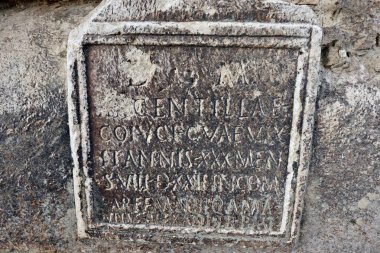 Benevento, Campania, İtalya 6 Mayıs 2025: Ponte Leproso, MÖ 3. yüzyıla dayanan ve Via Appia Antica 'nın Benevento Nehri' ni geçerek Benevento 'ya ulaşmasını sağlayan bir Roma köprüsü..