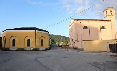 Benevento, Campania, İtalya 6 Mayıs 2025: Ponte Leproso, MÖ 3. yüzyıla dayanan ve Via Appia Antica 'nın Benevento Nehri' ni geçerek Benevento 'ya ulaşmasını sağlayan bir Roma köprüsü..