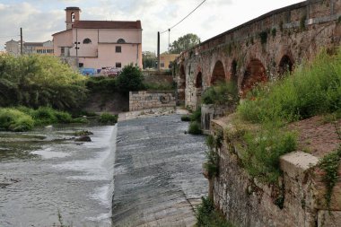 Benevento, Campania, İtalya 6 Mayıs 2025: Ponte Leproso, MÖ 3. yüzyıla dayanan ve Via Appia Antica 'nın Benevento Nehri' ni geçerek Benevento 'ya ulaşmasını sağlayan bir Roma köprüsü..
