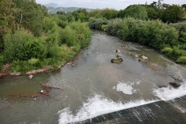 Benevento, Campania, İtalya 6 Mayıs 2025: Ponte Leproso, MÖ 3. yüzyıla dayanan ve Via Appia Antica 'nın Benevento Nehri' ni geçerek Benevento 'ya ulaşmasını sağlayan bir Roma köprüsü..