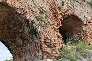 Benevento, Campania, İtalya 6 Mayıs 2025: Ponte Leproso, MÖ 3. yüzyıla dayanan ve Via Appia Antica 'nın Benevento Nehri' ni geçerek Benevento 'ya ulaşmasını sağlayan bir Roma köprüsü..