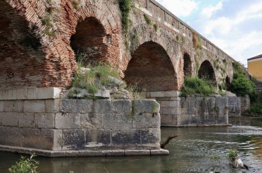 Benevento, Campania, İtalya 6 Mayıs 2025: Ponte Leproso, MÖ 3. yüzyıla dayanan ve Via Appia Antica 'nın Benevento Nehri' ni geçerek Benevento 'ya ulaşmasını sağlayan bir Roma köprüsü..