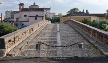 Benevento, Campania, İtalya 6 Mayıs 2025: Ponte Leproso, MÖ 3. yüzyıla dayanan ve Via Appia Antica 'nın Benevento Nehri' ni geçerek Benevento 'ya ulaşmasını sağlayan bir Roma köprüsü..