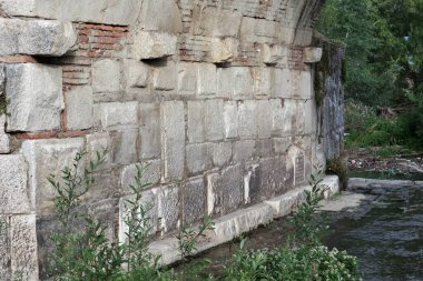 Benevento, Campania, İtalya 6 Mayıs 2025: Ponte Leproso, MÖ 3. yüzyıla dayanan ve Via Appia Antica 'nın Benevento Nehri' ni geçerek Benevento 'ya ulaşmasını sağlayan bir Roma köprüsü..