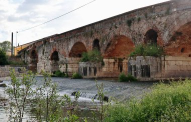 Benevento, Campania, İtalya 6 Mayıs 2025: Ponte Leproso, MÖ 3. yüzyıla dayanan ve Via Appia Antica 'nın Benevento Nehri' ni geçerek Benevento 'ya ulaşmasını sağlayan bir Roma köprüsü..