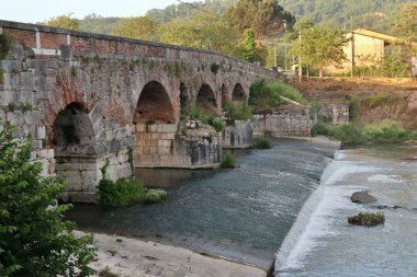 Benevento, Campania, İtalya 6 Mayıs 2025: Ponte Leproso, MÖ 3. yüzyıla dayanan ve Via Appia Antica 'nın Benevento Nehri' ni geçerek Benevento 'ya ulaşmasını sağlayan bir Roma köprüsü..