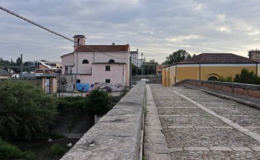 Benevento, Campania, İtalya 6 Mayıs 2025: Ponte Leproso, MÖ 3. yüzyıla dayanan ve Via Appia Antica 'nın Benevento Nehri' ni geçerek Benevento 'ya ulaşmasını sağlayan bir Roma köprüsü..
