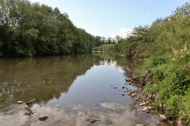 Benevento, Campania, İtalya 6 Mayıs 2025: Ponte Leproso, MÖ 3. yüzyıla dayanan ve Via Appia Antica 'nın Benevento Nehri' ni geçerek Benevento 'ya ulaşmasını sağlayan bir Roma köprüsü..