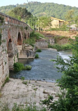 Benevento, Campania, İtalya 6 Mayıs 2025: Ponte Leproso, MÖ 3. yüzyıla dayanan ve Via Appia Antica 'nın Benevento Nehri' ni geçerek Benevento 'ya ulaşmasını sağlayan bir Roma köprüsü..