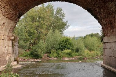 Benevento, Campania, İtalya 6 Mayıs 2025: Ponte Leproso, MÖ 3. yüzyıla dayanan ve Via Appia Antica 'nın Benevento Nehri' ni geçerek Benevento 'ya ulaşmasını sağlayan bir Roma köprüsü..