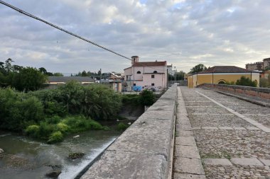 Benevento, Campania, İtalya 6 Mayıs 2025: Ponte Leproso, MÖ 3. yüzyıla dayanan ve Via Appia Antica 'nın Benevento Nehri' ni geçerek Benevento 'ya ulaşmasını sağlayan bir Roma köprüsü..