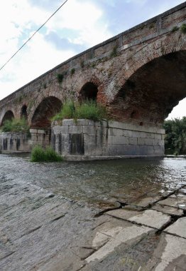 Benevento, Campania, İtalya 6 Mayıs 2025: Ponte Leproso, MÖ 3. yüzyıla dayanan ve Via Appia Antica 'nın Benevento Nehri' ni geçerek Benevento 'ya ulaşmasını sağlayan bir Roma köprüsü..
