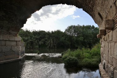 Benevento, Campania, İtalya 6 Mayıs 2025: Ponte Leproso, MÖ 3. yüzyıla dayanan ve Via Appia Antica 'nın Benevento Nehri' ni geçerek Benevento 'ya ulaşmasını sağlayan bir Roma köprüsü..