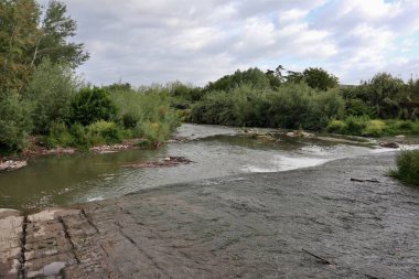 Benevento, Campania, İtalya 6 Mayıs 2025: Ponte Leproso, MÖ 3. yüzyıla dayanan ve Via Appia Antica 'nın Benevento Nehri' ni geçerek Benevento 'ya ulaşmasını sağlayan bir Roma köprüsü..