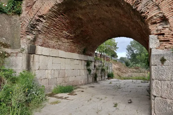 Benevento, Campania, İtalya 6 Mayıs 2025: Ponte Leproso, MÖ 3. yüzyıla dayanan ve Via Appia Antica 'nın Benevento Nehri' ni geçerek Benevento 'ya ulaşmasını sağlayan bir Roma köprüsü..