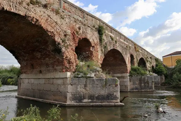 Benevento, Campania, İtalya 6 Mayıs 2025: Ponte Leproso, MÖ 3. yüzyıla dayanan ve Via Appia Antica 'nın Benevento Nehri' ni geçerek Benevento 'ya ulaşmasını sağlayan bir Roma köprüsü..