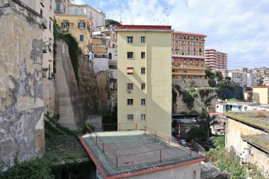 Napoli, Campania, İtalya 8 Nisan 2025: Montesanto 'daki Scala di Montesanto, ya da Filangieri Monumental Staircase, 19. yüzyılda inşa edilmiştir.