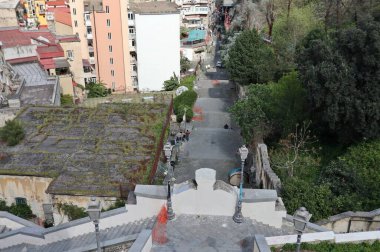 Napoli, Campania, İtalya 8 Nisan 2025: Montesanto 'daki Scala di Montesanto, ya da Filangieri Monumental Staircase, 19. yüzyılda inşa edilmiştir.