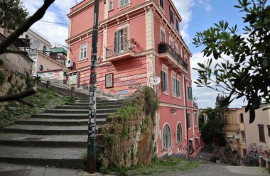 Napoli, Campania, İtalya 8 Nisan 2025: 14. yüzyıl Pedamentina Merdiveni, 414 basamağıyla, Belvedere San Martino 'yu Corso Vittorio Emanuele' ye bağlıyor