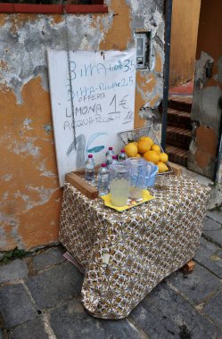 Napoli, Campania, İtalya 8 Nisan 2025: 14. yüzyıl Pedamentina Merdiveni, 414 basamağıyla, Belvedere San Martino 'yu Corso Vittorio Emanuele' ye bağlıyor