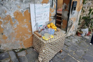 Napoli, Campania, İtalya 8 Nisan 2025: 14. yüzyıl Pedamentina Merdiveni, 414 basamağıyla, Belvedere San Martino 'yu Corso Vittorio Emanuele' ye bağlıyor
