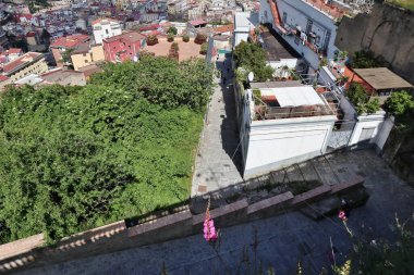Napoli, Campania, İtalya 8 Nisan 2025: 14. yüzyıl Pedamentina Merdiveni, 414 basamağıyla, Belvedere San Martino 'yu Corso Vittorio Emanuele' ye bağlıyor
