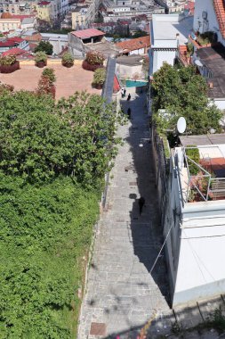 Napoli, Campania, İtalya 8 Nisan 2025: 14. yüzyıl Pedamentina Merdiveni, 414 basamağıyla, Belvedere San Martino 'yu Corso Vittorio Emanuele' ye bağlıyor