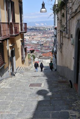 Napoli, Campania, İtalya 8 Nisan 2025: 14. yüzyıl Pedamentina Merdiveni, 414 basamağıyla, Belvedere San Martino 'yu Corso Vittorio Emanuele' ye bağlıyor