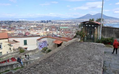 Napoli, Campania, İtalya 8 Nisan 2025: 14. yüzyıl Pedamentina Merdiveni, 414 basamağıyla, Belvedere San Martino 'yu Corso Vittorio Emanuele' ye bağlıyor