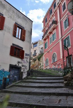 Napoli, Campania, İtalya 8 Nisan 2025: 14. yüzyıl Pedamentina Merdiveni, 414 basamağıyla, Belvedere San Martino 'yu Corso Vittorio Emanuele' ye bağlıyor