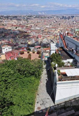 Napoli, Campania, İtalya 8 Nisan 2025: 14. yüzyıl Pedamentina Merdiveni, 414 basamağıyla, Belvedere San Martino 'yu Corso Vittorio Emanuele' ye bağlıyor