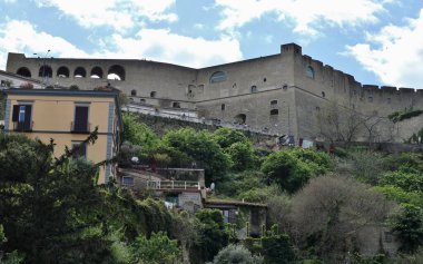 Napoli, Campania, İtalya 8 Nisan 2025: 14. yüzyıl Pedamentina Merdiveni, 414 basamağıyla, Belvedere San Martino 'yu Corso Vittorio Emanuele' ye bağlıyor