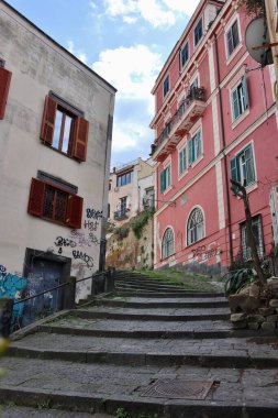 Napoli, Campania, İtalya 8 Nisan 2025: 14. yüzyıl Pedamentina Merdiveni, 414 basamağıyla, Belvedere San Martino 'yu Corso Vittorio Emanuele' ye bağlıyor