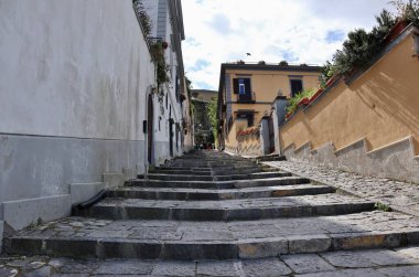Napoli, Campania, İtalya 8 Nisan 2025: 14. yüzyıl Pedamentina Merdiveni, 414 basamağıyla, Belvedere San Martino 'yu Corso Vittorio Emanuele' ye bağlıyor