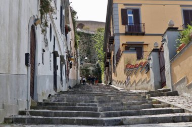 Napoli, Campania, İtalya 8 Nisan 2025: 14. yüzyıl Pedamentina Merdiveni, 414 basamağıyla, Belvedere San Martino 'yu Corso Vittorio Emanuele' ye bağlıyor