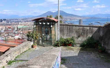 Napoli, Campania, İtalya 8 Nisan 2025: 14. yüzyıl Pedamentina Merdiveni, 414 basamağıyla, Belvedere San Martino 'yu Corso Vittorio Emanuele' ye bağlıyor