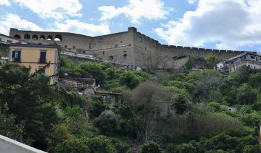Napoli, Campania, İtalya 8 Nisan 2025: 14. yüzyıl Pedamentina Merdiveni, 414 basamağıyla, Belvedere San Martino 'yu Corso Vittorio Emanuele' ye bağlıyor