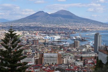 Napoli, Campania, İtalya 8 Nisan 2025: 14. yüzyıl Pedamentina Merdiveni, 414 basamağıyla, Belvedere San Martino 'yu Corso Vittorio Emanuele' ye bağlıyor