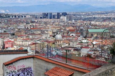 Napoli, Campania, İtalya 8 Nisan 2025: 14. yüzyıl Pedamentina Merdiveni, 414 basamağıyla, Belvedere San Martino 'yu Corso Vittorio Emanuele' ye bağlıyor