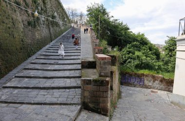 Napoli, Campania, İtalya 8 Nisan 2025: 14. yüzyıl Pedamentina Merdiveni, 414 basamağıyla, Belvedere San Martino 'yu Corso Vittorio Emanuele' ye bağlıyor