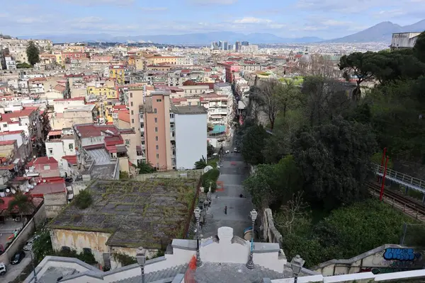 Napoli, Campania, İtalya 8 Nisan 2025: Montesanto 'daki Scala di Montesanto, ya da Filangieri Monumental Staircase, 19. yüzyılda inşa edilmiştir.