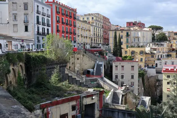 Napoli, Campania, İtalya 8 Nisan 2025: Montesanto 'daki Scala di Montesanto, ya da Filangieri Monumental Staircase, 19. yüzyılda inşa edilmiştir.