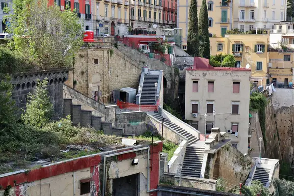 Napoli, Campania, İtalya 8 Nisan 2025: Montesanto 'daki Scala di Montesanto, ya da Filangieri Monumental Staircase, 19. yüzyılda inşa edilmiştir.