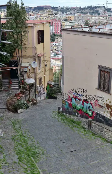 Napoli, Campania, İtalya 8 Nisan 2025: 14. yüzyıl Pedamentina Merdiveni, 414 basamağıyla, Belvedere San Martino 'yu Corso Vittorio Emanuele' ye bağlıyor